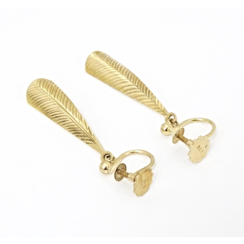 641 - A pair 9ct gold drop earrings with feather decoration. Approx. 1 1/4