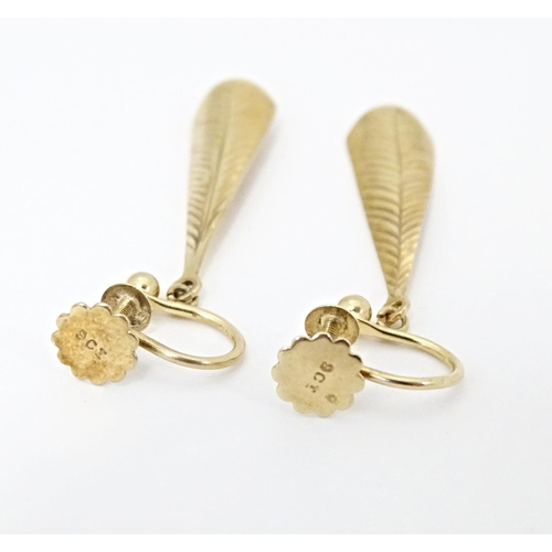 641 - A pair 9ct gold drop earrings with feather decoration. Approx. 1 1/4