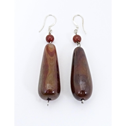 643 - A pair of agate drop earrings. Approx. 2