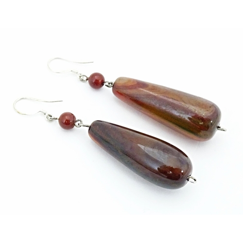 643 - A pair of agate drop earrings. Approx. 2