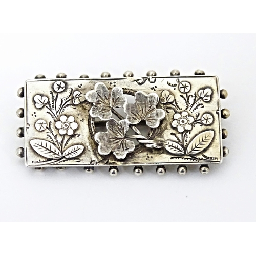 644 - A 9ct gold bar brooch set with central shell carved cameo and seed pearl detail. Together with a Vic... 