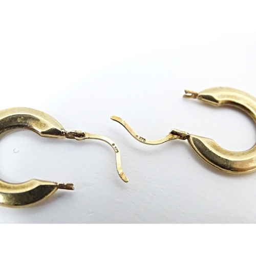 655 - A pair of 9ct gold hoop earrings. Approx. 3/4