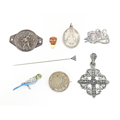 671 - A quantity of assorted jewellery to include brooches, pendants etc including an Irish hallmarked sil... 