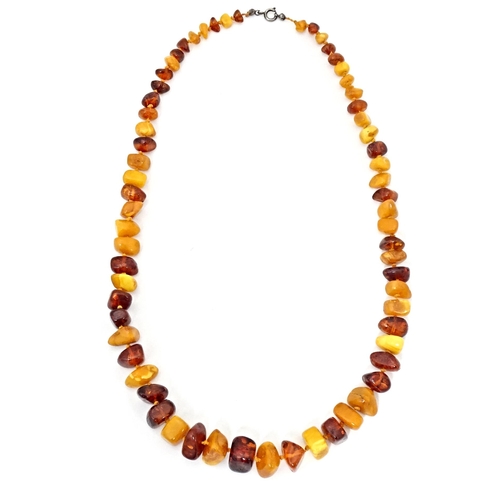 672 - An amber bead necklace of graduated beads. Approx 25