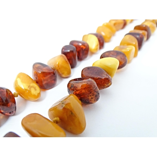 672 - An amber bead necklace of graduated beads. Approx 25