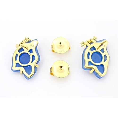 690 - A pair of silver gilt stud earrings set with frog detail approx 1