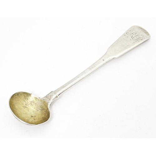 387 - A Geo III silver Fiddle pattern salt spoon hallmarked London 1809, maker John Lias. Together with a ... 