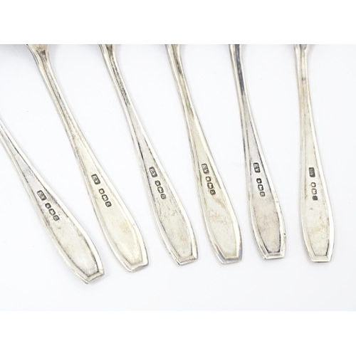 513 - Six Art Deco silver teaspoons hallmarked Sheffield 1947 maker Viners Ltd. Approx 4 1/2