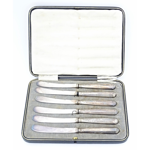 516 - A cased set of silver handled tea knives hallmarked Sheffield 1915 maker by F. Cobb & Co ltd. Approx... 