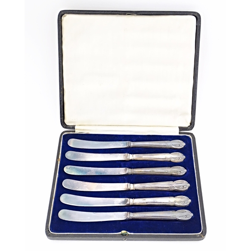 517 - A cased set of six silver handled tea knives hallmarked Sheffield 1921 maker J.K. Approx 6 3/4