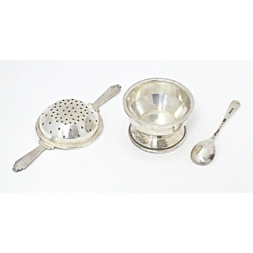 322 - An Art Deco style silver twin handled tea / lemon strainer with stand hallmarked Birmingham 1960, ma... 