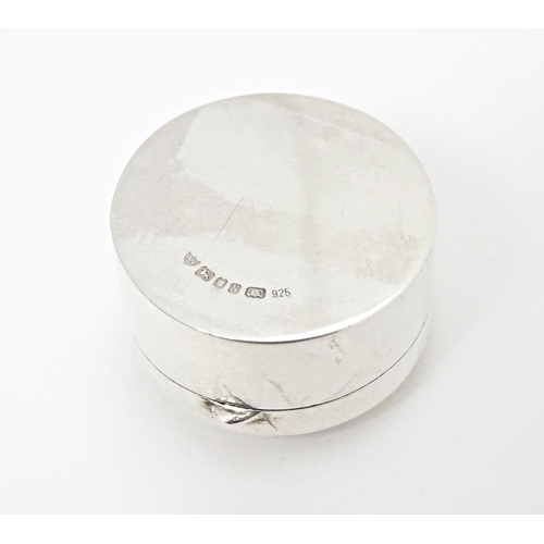 361 - A silver pill box with engraved decoration to lid, hallmarked London 1987, maker Ari D Norman. Appro... 