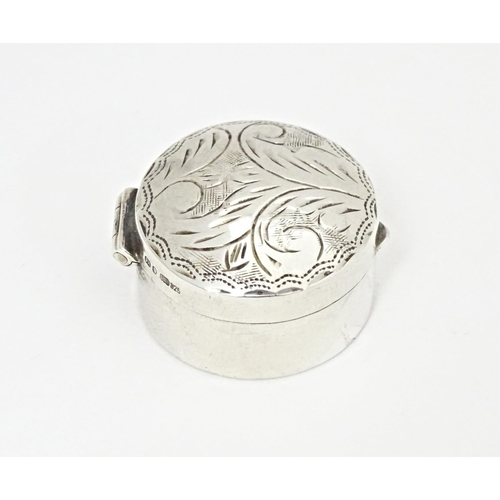 361 - A silver pill box with engraved decoration to lid, hallmarked London 1987, maker Ari D Norman. Appro... 