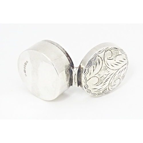 361 - A silver pill box with engraved decoration to lid, hallmarked London 1987, maker Ari D Norman. Appro... 