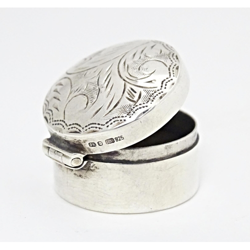 361 - A silver pill box with engraved decoration to lid, hallmarked London 1987, maker Ari D Norman. Appro... 