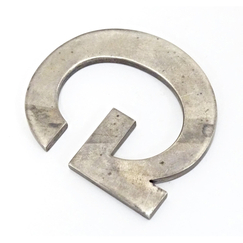 369 - A silver letter G hallmarked London 1997, maker Asprey & Co. Ltd. Approx. 2 1/4