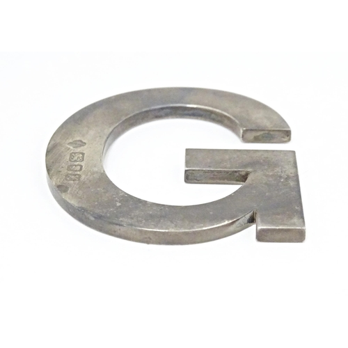 369 - A silver letter G hallmarked London 1997, maker Asprey & Co. Ltd. Approx. 2 1/4