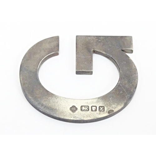 369 - A silver letter G hallmarked London 1997, maker Asprey & Co. Ltd. Approx. 2 1/4