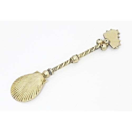 370 - A white metal salt spoon with gilded and enamel decoration in the Russian style. Approx. 2 3/4