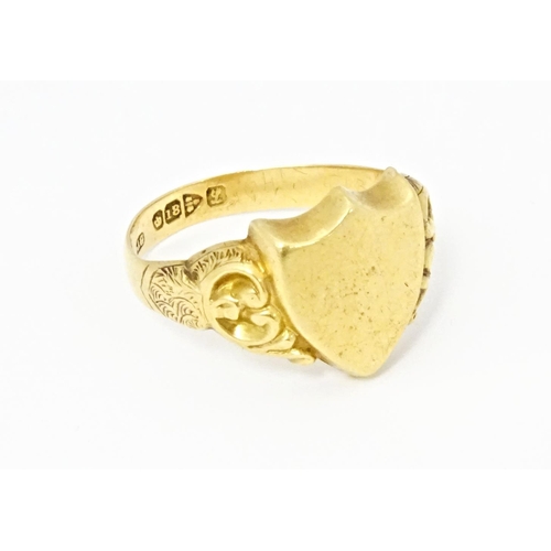 612 - An 18ct gold signet ring hallmarked Chester 1911. Ring size approx. T