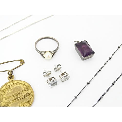 727 - A quantity of assorted jewellery, rings, necklace etc to include some silver examples