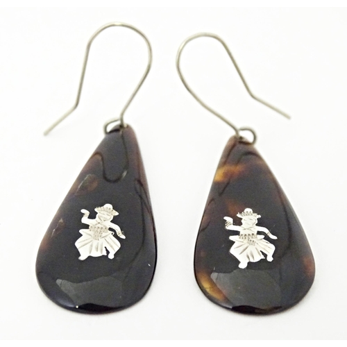 729 - A pair of tortoiseshell drop earrings. Approx 1 1/2