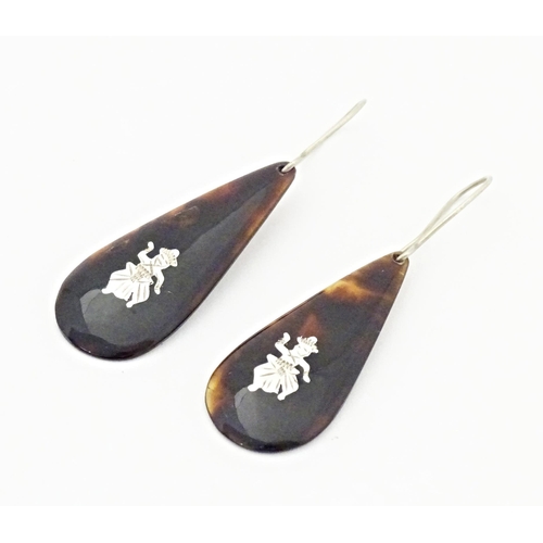 729 - A pair of tortoiseshell drop earrings. Approx 1 1/2