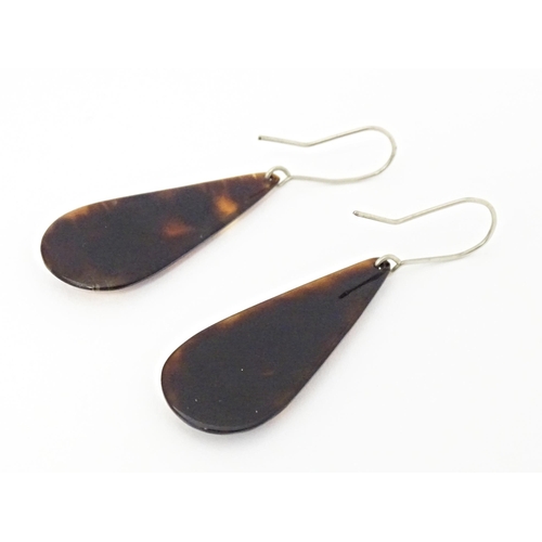 729 - A pair of tortoiseshell drop earrings. Approx 1 1/2