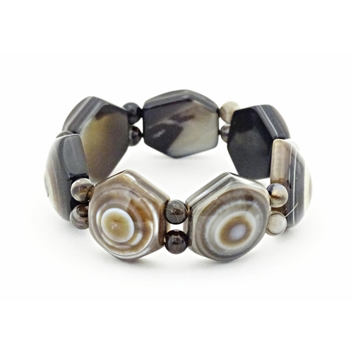 733 - An agate bead bracelet