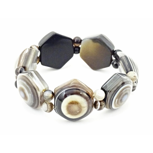 733 - An agate bead bracelet