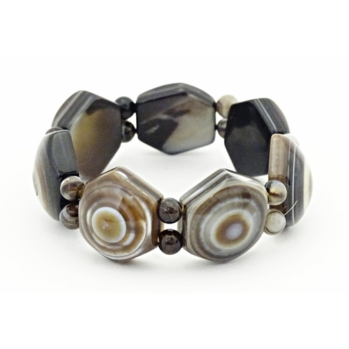 733 - An agate bead bracelet