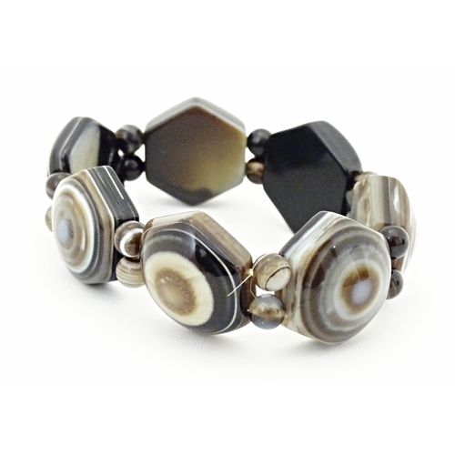 733 - An agate bead bracelet