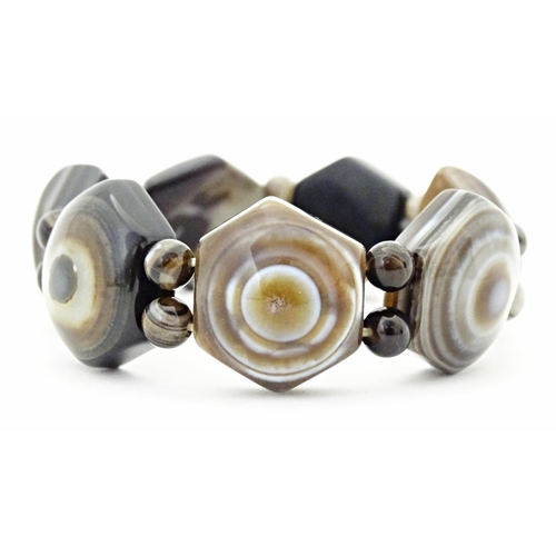 733 - An agate bead bracelet