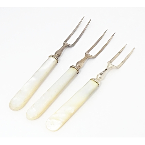 410 - A pair of silver two tine forks with mother of pearl handles hallmarked Sheffield 1933, maker R. F. ... 