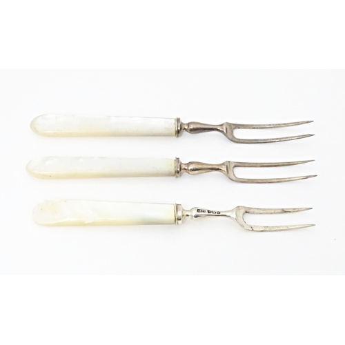 410 - A pair of silver two tine forks with mother of pearl handles hallmarked Sheffield 1933, maker R. F. ... 