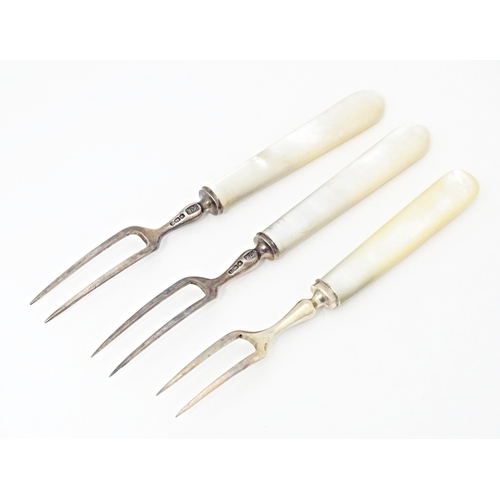 410 - A pair of silver two tine forks with mother of pearl handles hallmarked Sheffield 1933, maker R. F. ... 