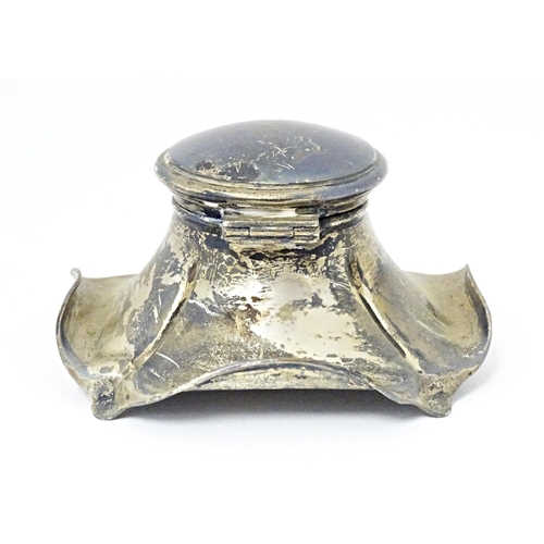 417 - A silver inkwell hallmarked Birmingham 1906, maker Harrison & Hipwood. Approx. 3 1/2