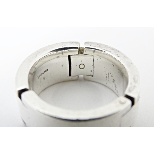 766 - A hallmarked silver interlocking ring by Links of London, hallmarked London 2007. Ring size approx. ... 