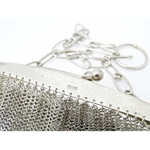 421 - An early 20thC silver bag / purse with mesh body and hanging chain, the top marked with silver impor... 