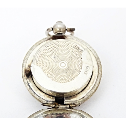 424 - A silver sovereign case hallmarked Chester 1905, maker Henry Griffiths & Sons. Approx. 1 1/4