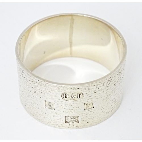 435 - An Elizabeth II silver napkin ring with textured detail, hallmarked Birmingham 1970, maker Deakin & ... 