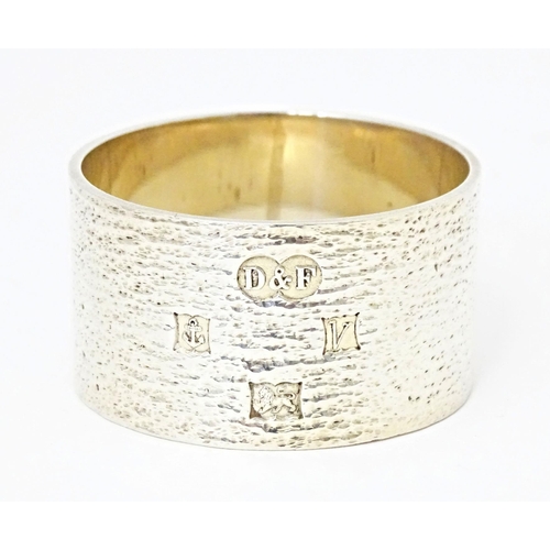 435 - An Elizabeth II silver napkin ring with textured detail, hallmarked Birmingham 1970, maker Deakin & ... 