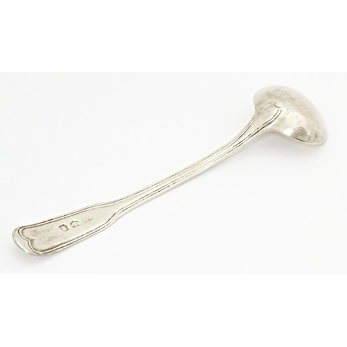 439 - A 19thC fiddle and thread pattern salt spoon. Hallmarked Edinburgh c.1806 4