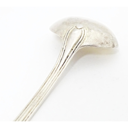 439 - A 19thC fiddle and thread pattern salt spoon. Hallmarked Edinburgh c.1806 4