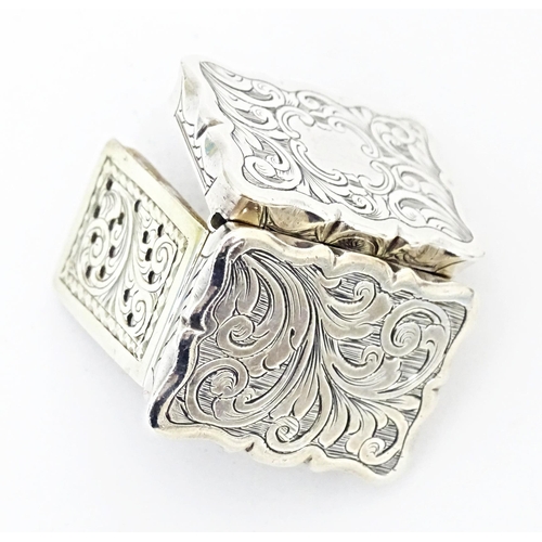 446 - A Victorian silver vinaigrette hallmarked Birmingham 1854, maker Hilliard & Thomason. 1 1/4