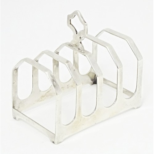 297 - An Art Deco silver five bar toast rack, hallmarked Sheffield 1933, maker Viner's Ltd. Approx. 3