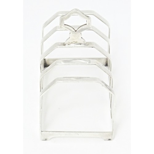 297 - An Art Deco silver five bar toast rack, hallmarked Sheffield 1933, maker Viner's Ltd. Approx. 3