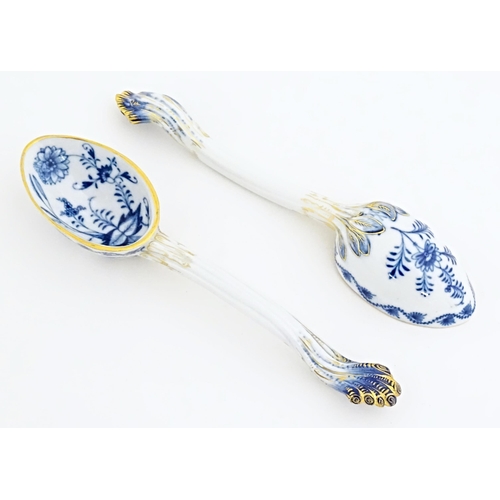 120 - A pair of Continental ceramic blue and white salad servers / spoons, decorated with floral and folia... 