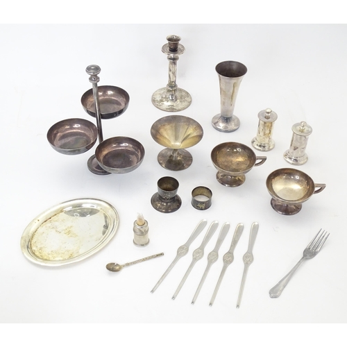 524 - A quantity of assorted silver plated and other metal wares to include candlestick, card tray, cups, ... 