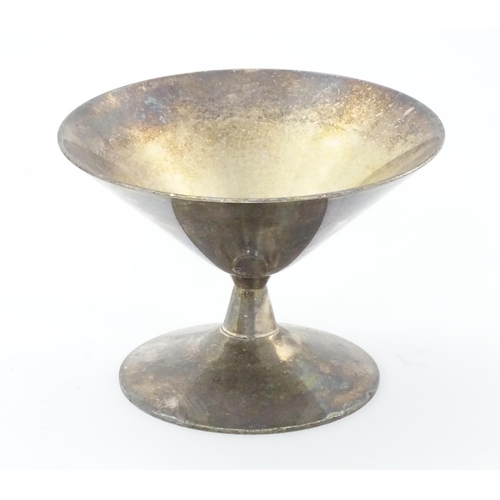 524 - A quantity of assorted silver plated and other metal wares to include candlestick, card tray, cups, ... 